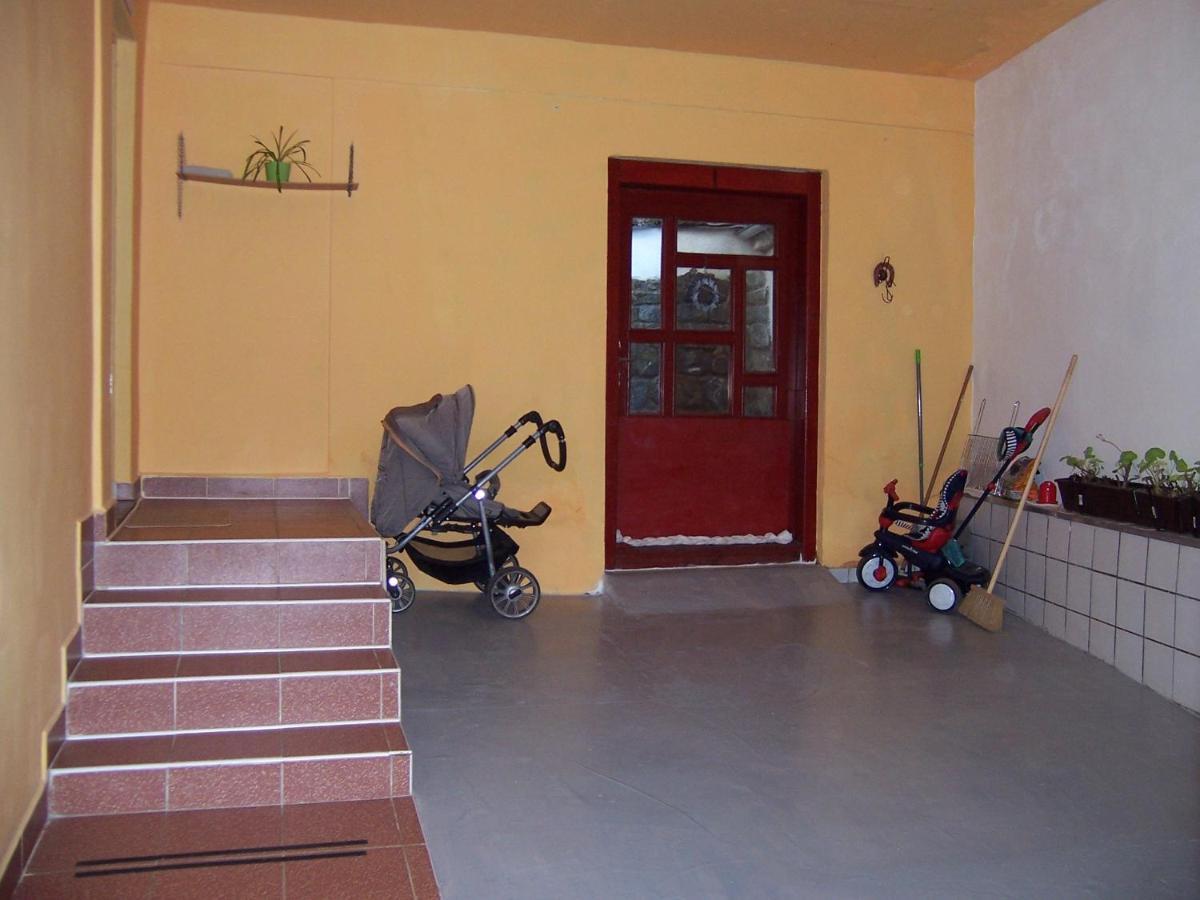 Salas-Dum Pro Spolecnou Dovolenou Az 11 Osob Exterior photo