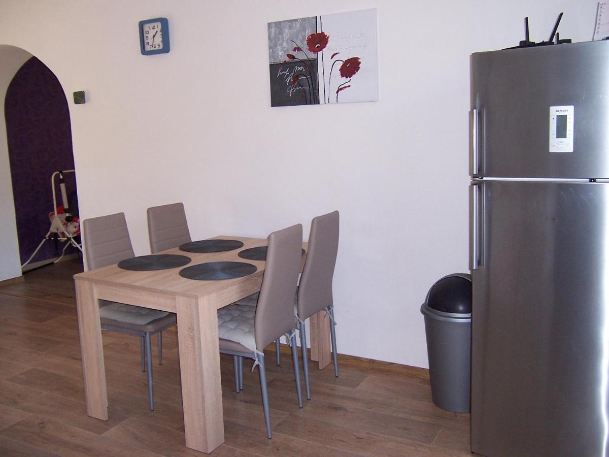 Salas-Dum Pro Spolecnou Dovolenou Az 11 Osob Exterior photo